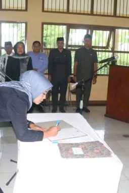 Lantik Puluhan Kepala Sekolah, Wabup Andreas Tegaskan Pendidikan Karakter dan Akhlak Mulia