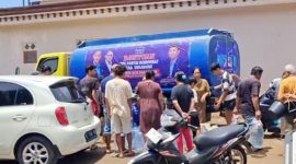Warga di Kecamatan Cisolok mengantre untuk mendapatkan air bersih bantuan dari DPC Partai Demokrat Kabupaten Sukabumi.