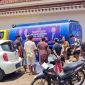 Warga di Kecamatan Cisolok mengantre untuk mendapatkan air bersih bantuan dari DPC Partai Demokrat Kabupaten Sukabumi.