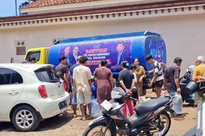 Warga di Kecamatan Cisolok mengantre untuk mendapatkan air bersih bantuan dari DPC Partai Demokrat Kabupaten Sukabumi.