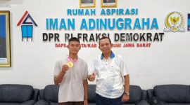 Anggota DPR RI Iman Adinugraha bersama Arul Ramadani penyandang disabilitas juara kesatu lomba lukis nasional.