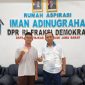 Anggota DPR RI Iman Adinugraha bersama Arul Ramadani penyandang disabilitas juara kesatu lomba lukis nasional.