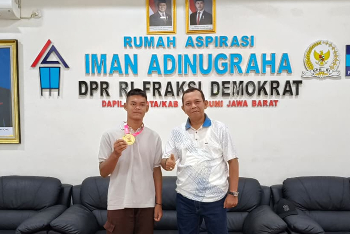 Anggota DPR RI Iman Adinugraha bersama Arul Ramadani penyandang disabilitas juara kesatu lomba lukis nasional.