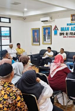 Kado Spesial untuk Guru! Iman Adinugraha Persembahkan untuk Almarhum Ayah