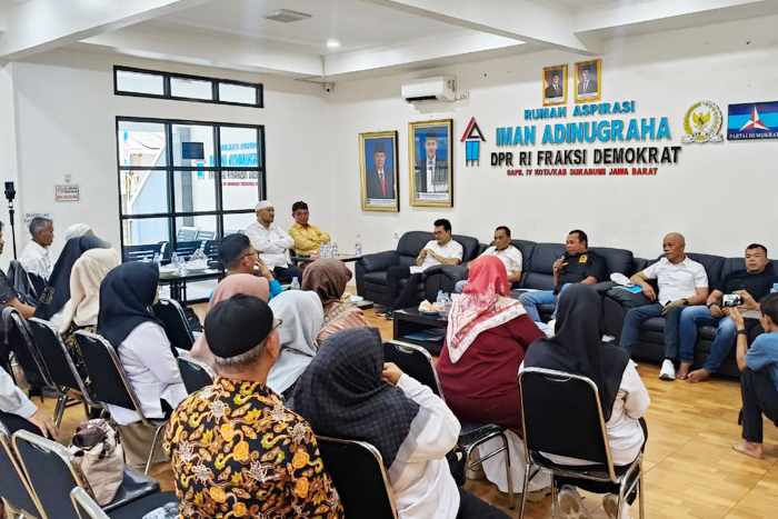 Anggota DPR RI dari Fraksi Partai Demokrat, Iman Adinugraha, saat melakukan pertemuan dengan para guru, kepala sekolah, dan Ketua PGRI Cabang Palabuhanratu. (Foto/ Iman Adinugraha).