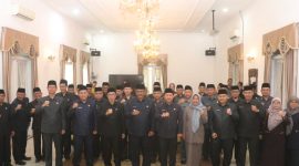 Bupati Sukabumi Drs H. Asep Japar MM., melantik empat pejabat eselon IIb, pada Jumat (12/12).