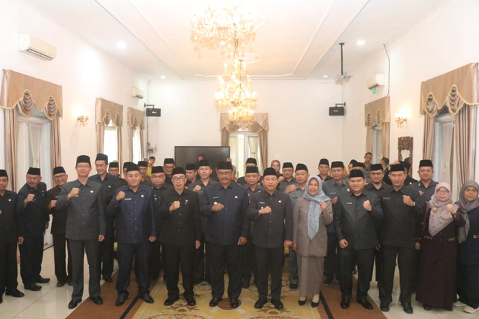 Bupati Sukabumi Drs H. Asep Japar MM., melantik empat pejabat eselon IIb, pada Jumat (12/12).