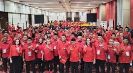 Foto bersama DPP PDI P bersama pengurus  baru DPC se Jabar.