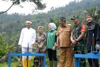 Gubernur Jawa Barat, H. Dedi Mulyadi, yang sering disapa KDM saat meninjau peresmian renovasi PLTMH Ciganas, di Desa Sirnarasa, Kecamatan Cikakak, Kabupaten Sukabumi, pada Senin (1/12/2025). Foto: Istimewa.