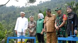 Gubernur Jawa Barat, H. Dedi Mulyadi, yang sering disapa KDM saat meninjau peresmian renovasi PLTMH Ciganas, di Desa Sirnarasa, Kecamatan Cikakak, Kabupaten Sukabumi, pada Senin (1/12/2025). Foto: Istimewa.