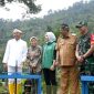 Gubernur Jawa Barat, H. Dedi Mulyadi, yang sering disapa KDM saat meninjau peresmian renovasi PLTMH Ciganas, di Desa Sirnarasa, Kecamatan Cikakak, Kabupaten Sukabumi, pada Senin (1/12/2025). Foto: Istimewa.