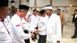 Gubernur Jawa Barat, H. Dedi Mulyadi, menghadiri pelantikan pengurus DPC APDESI Merah Putih Kabupaten Sukabumi periode 2025-2030 resmi dilantik di Aula Setda Kabupaten Sukabumi, pada Senin (1/12). Foto: Istimewa.