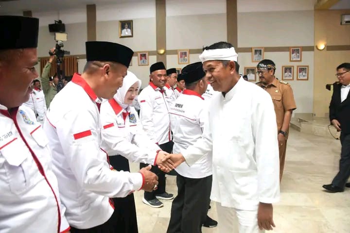 Gubernur Jawa Barat, H. Dedi Mulyadi, menghadiri pelantikan pengurus DPC APDESI Merah Putih Kabupaten Sukabumi periode 2025-2030 resmi dilantik di Aula Setda Kabupaten Sukabumi, pada Senin (1/12). Foto: Istimewa.
