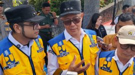 Wali Kota Sukabumi, H. Ayep Zaki, didampingi Wakil Wali Kota, Bobby Maulana, dan Kepala DPUTR, Sony Hermanto, saat diwawancarai awak media, pada Rabu (3/12). Foto: Boy.