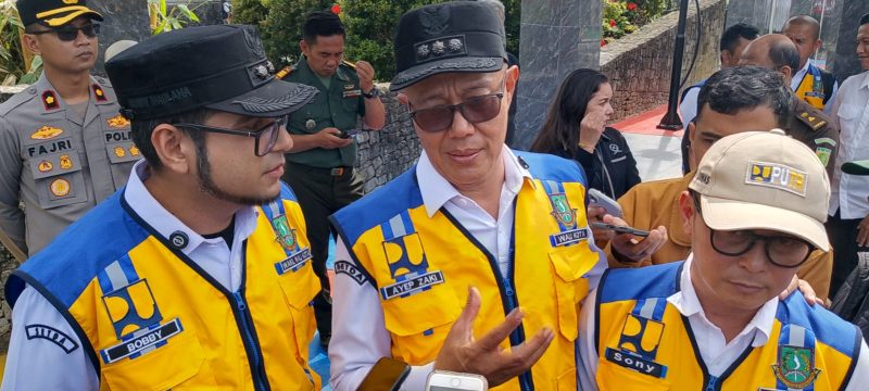 Wali Kota Sukabumi, H. Ayep Zaki, didampingi Wakil Wali Kota, Bobby Maulana, dan Kepala DPUTR, Sony Hermanto, saat diwawancarai awak media, pada Rabu (3/12). Foto: Boy.