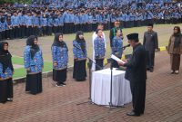 Bupati Sukabumi, H. Asep Japar, melantik 8.164 tenaga honorer di Kabupaten Sukabumi yang kini resmi menyandang status PPPK Paruh Waktu, di Lapang Cangehgar, Palabuhanratu, pada Kamis (4/12). Foto: Istimewa.