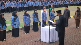 Bupati Sukabumi, H. Asep Japar, melantik 8.164 tenaga honorer di Kabupaten Sukabumi yang kini resmi menyandang status PPPK Paruh Waktu, di Lapang Cangehgar, Palabuhanratu, pada Kamis (4/12). Foto: Istimewa.