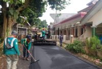 Kondisi ruas Jalan Sinagar–Wangun di Kecamatan Nagrak, Kabupaten Sukabumi, saat tengah diperbaiki, pada Selasa (9/12). Foto: Istimewa.