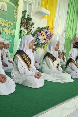 Wisuda Tahfidz Al-Quran Santri Tahfidz Fathiyyah Zahra Penuh Haru
