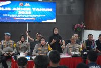 Kapolres Sukabumi Kota, AKBP Rita Suwadi, saat menggelar rilis akhir tahun yang digelar di Aula Graha Rekonfu Polres Sukabumi Kota, pada Rabu (31/12). Foto: Humas Polres Sukabumi Kota.