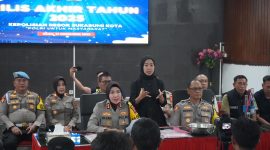 Kapolres Sukabumi Kota, AKBP Rita Suwadi, saat menggelar rilis akhir tahun yang digelar di Aula Graha Rekonfu Polres Sukabumi Kota, pada Rabu (31/12). Foto: Humas Polres Sukabumi Kota.