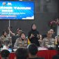 Kapolres Sukabumi Kota, AKBP Rita Suwadi, saat menggelar rilis akhir tahun yang digelar di Aula Graha Rekonfu Polres Sukabumi Kota, pada Rabu (31/12). Foto: Humas Polres Sukabumi Kota.