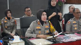 Kapolres Sukabumi Kota, AKBP Rita Suwadi, saat menggelar rilis akhir tahun yang digelar di Aula Graha Rekonfu Polres Sukabumi Kota, pada Rabu (31/12). Foto: Humas Polres Sukabumi Kota.