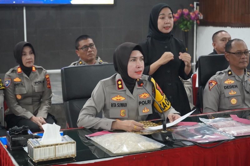 Kapolres Sukabumi Kota, AKBP Rita Suwadi, saat menggelar rilis akhir tahun yang digelar di Aula Graha Rekonfu Polres Sukabumi Kota, pada Rabu (31/12). Foto: Humas Polres Sukabumi Kota.