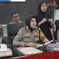 Kapolres Sukabumi Kota, AKBP Rita Suwadi, saat menggelar rilis akhir tahun yang digelar di Aula Graha Rekonfu Polres Sukabumi Kota, pada Rabu (31/12). Foto: Humas Polres Sukabumi Kota.