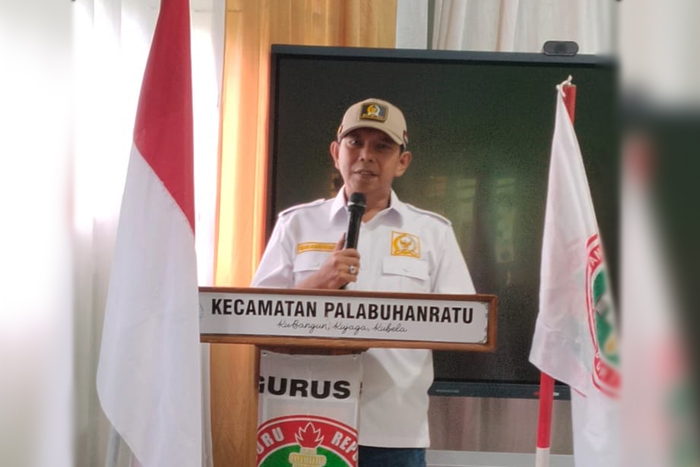 Anggota DPR RI Fraksi Partai Demokrat, Iman Adinugraha memberikan arahan dalam momentum konferensi PGRI Cabang Palabuhanratu.
