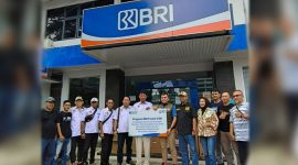 Pemuda Blades menerima CSR BRI Rp150 juta disaksikan langsung anggota DPR RI Iman Adinugraha.
