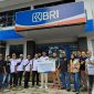 Pemuda Blades menerima CSR BRI Rp150 juta disaksikan langsung anggota DPR RI Iman Adinugraha.
