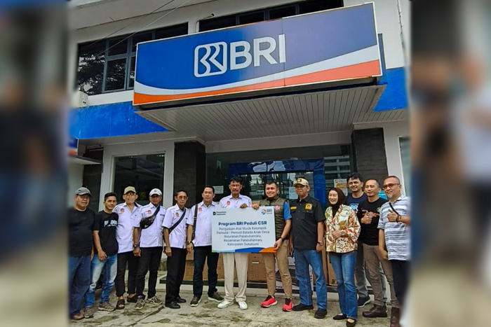 Pemuda Blades menerima CSR BRI Rp150 juta disaksikan langsung anggota DPR RI Iman Adinugraha.

