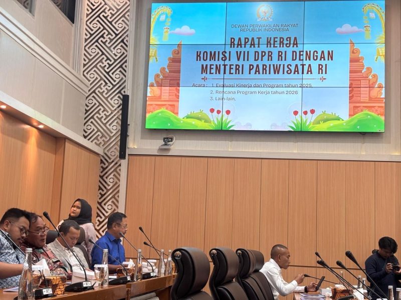 Anggota DPRI dari Fraksi Partai Demokrat, H Iman Adinugraha saat rapat kerja bersama Kementerian Pariwisata.