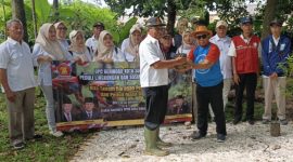 Ketua Fraksi Partai Gerindra Kota Sukabumi, Kamal Suherman, memberikan bibit pohon kepada warga Cisarua.