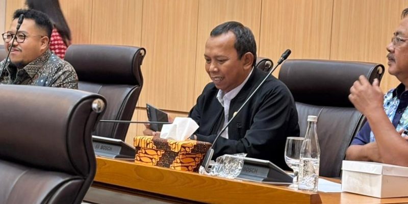 Anggota Komisi VII DPR RI dari Fraksi Partai Demokrat, Iman Adinugraha saat rapat kerja bersama Kemenperin RI.