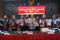 Kapolres Sukabumi Kota, AKBP AKBP Sentot Kunto Wibowo, beserta jajaran memperlihatkan sejumlah barang bukti tindak pidana dari sejumlah kasus saat menggelar konferensi pers di Aula Graha Rekonfu Polres Sukabumi Kota, pada Kamis (12/2). Foto: Boy
