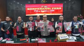 Kapolres Sukabumi Kota, AKBP AKBP Sentot Kunto Wibowo, beserta jajaran memperlihatkan sejumlah barang bukti tindak pidana dari sejumlah kasus saat menggelar konferensi pers di Aula Graha Rekonfu Polres Sukabumi Kota, pada Kamis (12/2). Foto: Boy