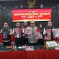Kapolres Sukabumi Kota, AKBP AKBP Sentot Kunto Wibowo, beserta jajaran memperlihatkan sejumlah barang bukti tindak pidana dari sejumlah kasus saat menggelar konferensi pers di Aula Graha Rekonfu Polres Sukabumi Kota, pada Kamis (12/2). Foto: Boy