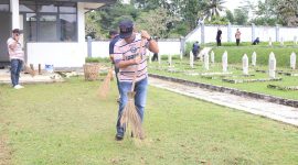 Kepala Lapas Kelas IIB Sukabumi, Budi Hardiono, saat melakukan kegiatan pembersihan sarana umum di TMP Suryakencana, pada Rabu (18/2). Foto: Istimewa.
