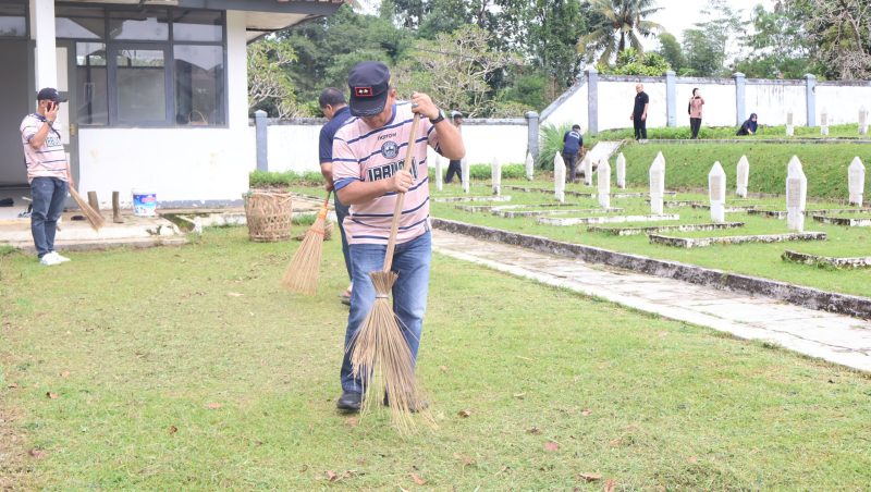 Kepala Lapas Kelas IIB Sukabumi, Budi Hardiono, saat melakukan kegiatan pembersihan sarana umum di TMP Suryakencana, pada Rabu (18/2). Foto: Istimewa.