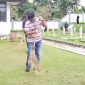 Kepala Lapas Kelas IIB Sukabumi, Budi Hardiono, saat melakukan kegiatan pembersihan sarana umum di TMP Suryakencana, pada Rabu (18/2). Foto: Istimewa.