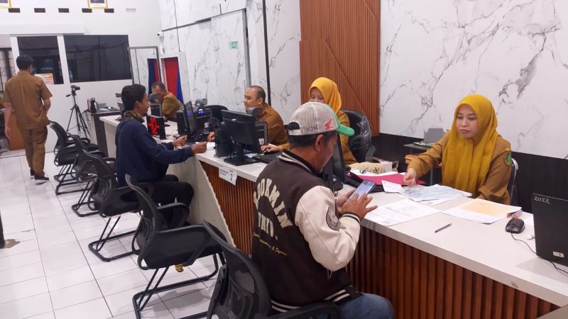 Suasana pelayanan kependudukan di Kantor Disdukcapil Kota Sukabumi, pada Selasa (24/2). Foto: Nuria Ariawan.
