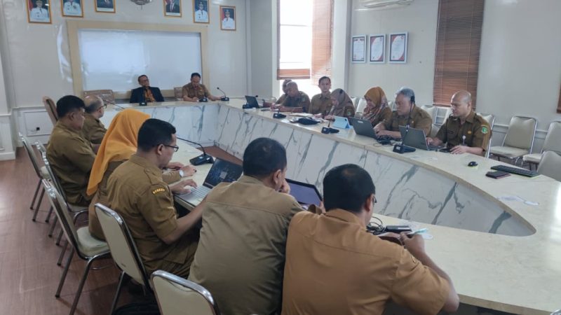 RSUD R. Syamsudin, S.H. bersama Dinkes dan BPKPD Kota Sukabumi menggelar Rapat Rekonsiliasi Aset dalam rangka persiapan pemeriksaan BPK, pada Senin (2/3). Foto: Istimewa.
