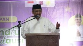 Bupati Sukabumi H. Asep Japar, saat memberikan sambutan di momen penutupan kegiatan Jannatul Firdausi ke-8 tahun yang digagas DKM Al Mahfudyah Perumahan Mangkalaya Residence, Minggu (1/3). Foto: Istimewa.