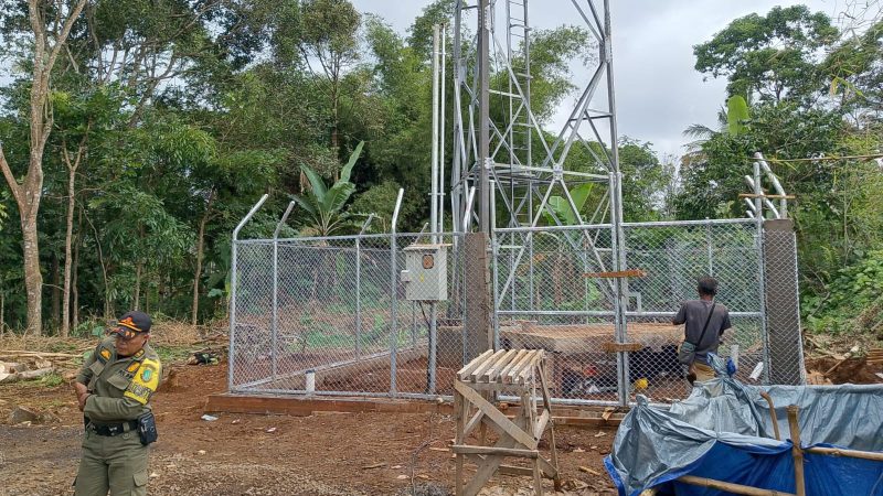 Bangunan tower telekomunikasi milik perusahaan XL di Kampung Ciseupan RT 04/04, Kelurahan Karang Tengah, Kecamatan Gunungpuyuh, Kota Sukabumi, yang kini terancam disegel karena tidak mengantongi izin PBG. Foto: Boy.