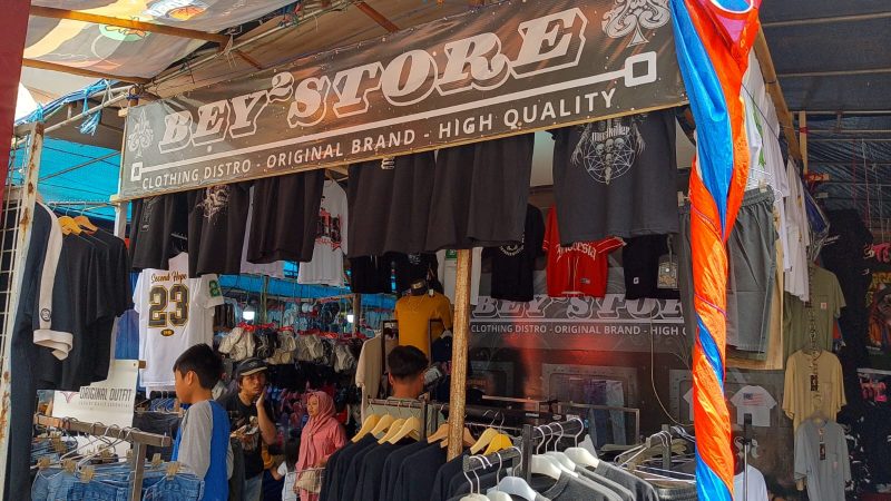Suasana toko Bey Store di Pasar Marema Kota Sukabumi, tepatnya di Jalan Kapten Harun Kabir, pada Senin (16/3). Foto: Nuria Ariawan.