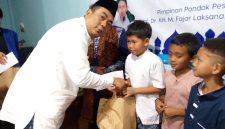 Ketua PWI Kota Sukabumi, Ikbal Zaelani Saptari, secara simbolis menyerahkan santunan kepada anak yatim piatu di kantor Sekretariat PWI, pada Kamis (19/3). Foto: Nuria Ariawan.