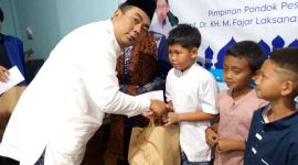 Ketua PWI Kota Sukabumi, Ikbal Zaelani Saptari, secara simbolis menyerahkan santunan kepada anak yatim piatu di kantor Sekretariat PWI, pada Kamis (19/3). Foto: Nuria Ariawan.