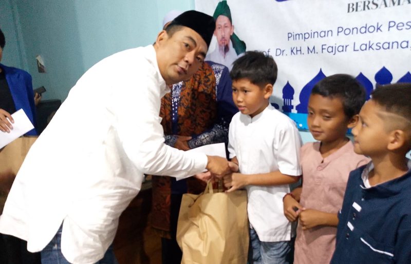 Ketua PWI Kota Sukabumi, Ikbal Zaelani Saptari, secara simbolis menyerahkan santunan kepada anak yatim piatu di kantor Sekretariat PWI, pada Kamis (19/3). Foto: Nuria Ariawan.